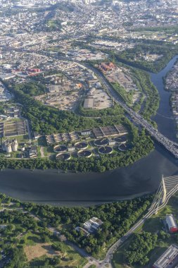 Rio de Janeiro, Brezilya için Fundao Adası üzerinde uçan süre köprü'ye uçak penceresinden havadan görünümü