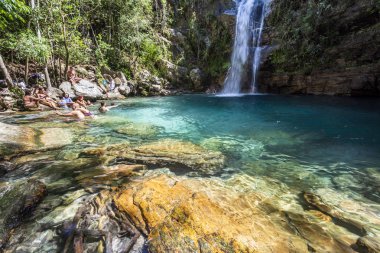 Doğa, çevre Cavalcante, Chapada dos Veadeiros, Goias, merkezi Brezilya berrak mavi su ile güzel Santa Barbara şelale
