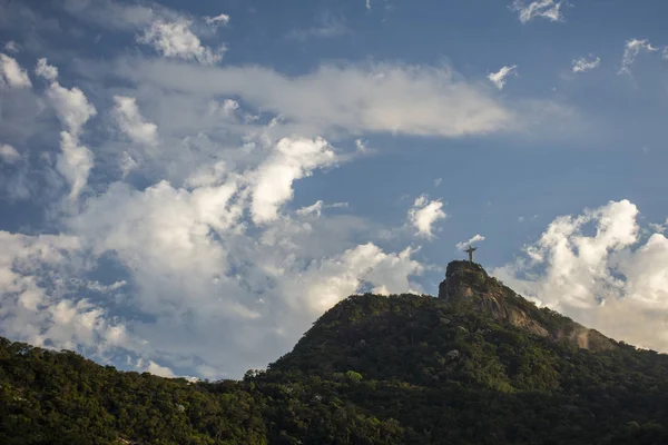 Schöne Wolken über Christus dem Erlöser und Corcovado m — Stockfoto