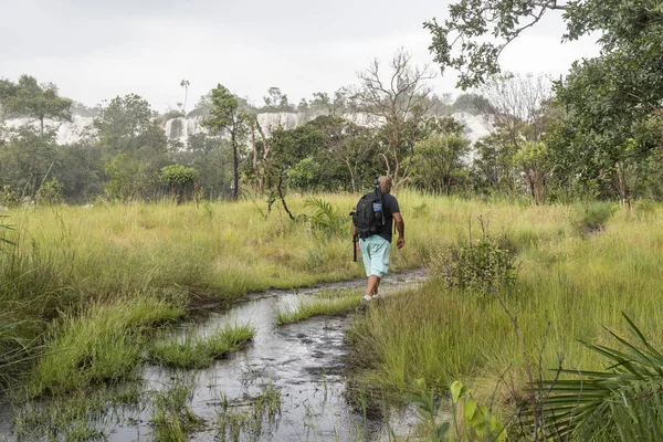 Adam Chapada dos Veadeiros, Goias, merkezi Brezilya doğa izinde hiking
