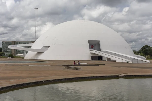 国家博物馆大厦与现代建筑学在中央巴西利亚 联邦区 资本城市巴西 — 图库照片
