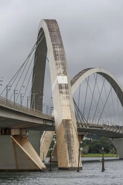 现代建筑 桥梁在 Paranoa 湖在多云早晨在巴西利亚 联邦区 首都巴西 — 图库照片