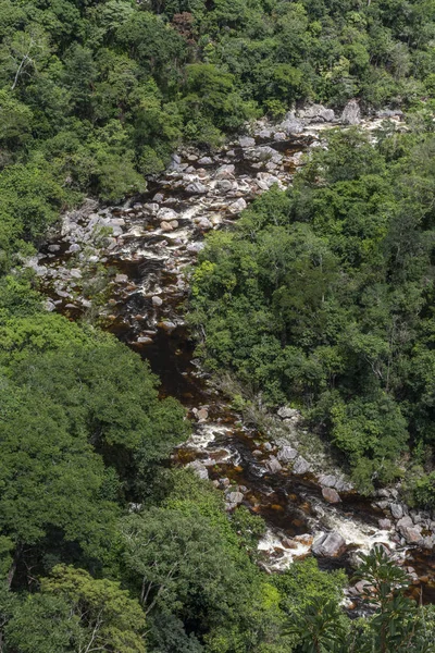 Güzel nehir cerrado bitki örtüsü peyzaj uçurumlar, Chapada dos Veadeiros, Goias, merkezi Brezilya ile