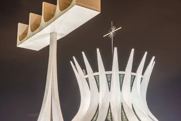 大教堂都会教堂 大都会大教堂 现代建筑学大厦与钟楼在中央巴西利亚 联邦区 资本城市巴西 — 图库照片