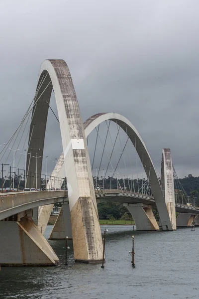 现代建筑 桥梁在 Paranoa 湖在多云早晨在巴西利亚 联邦区 首都巴西 — 图库照片