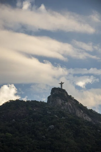 Hermosas nubes sobre Cristo Redentor Estatua y Corcovado M — Foto de Stock