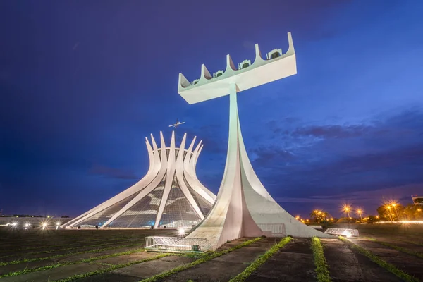 Çan kulesinde merkezi Brasilia, Federal bölge, sermaye şehir Brezilya ile bina Catedral Metropolitana (Büyükşehir Katedrali) modern mimari