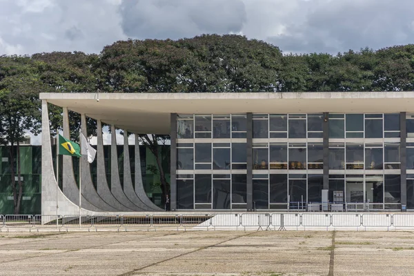 巴西首都巴西利亚中央的最高法院公共建筑 — 图库照片