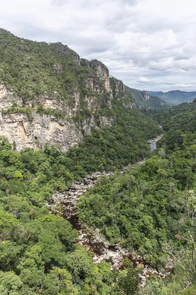 Όμορφο Ποταμό Στο Cerrado Βλάστηση Τοπίο Βράχια Dos Chapada Veadeiros — Φωτογραφία Αρχείου