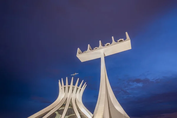 Çan kulesinde merkezi Brasilia, Federal bölge, sermaye şehir Brezilya ile bina Catedral Metropolitana (Büyükşehir Katedrali) modern mimari