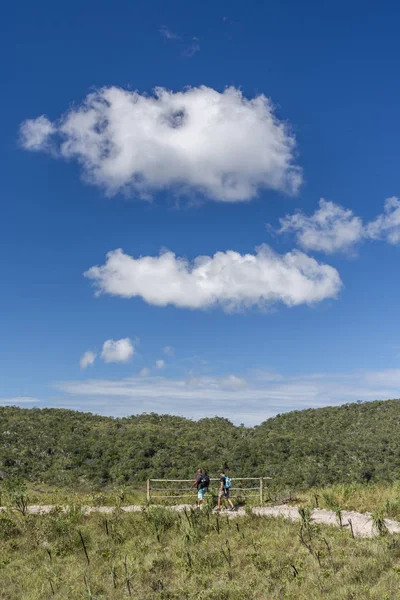 친구들 세라도 들판에서 하이킹하는 Chapada Dos Veadeiros Goias Central Brazil — 스톡 사진