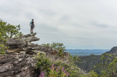 Genç güzel doğal cerrado manzara arka planda ile kayalık kenarında ayakta yetişkin, Mirante da Janela zammı, Chapada dos Veadeiros, Goias, merkezi Brezilya