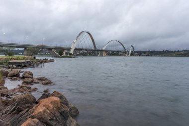 Brasilia, Federal bölge, sermaye Brezilya şehir bulutlu bir sabahı modern mimari Jk köprüden Paranoa Gölü