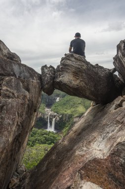 Genç Yetişkin güzel doğal cerrado manzara ve arka planda şelaleler ile kayalık çerçevenin üzerine Mirante da Janela zammı, Chapada dos Veadeiros, Goias, merkezi Brezilya