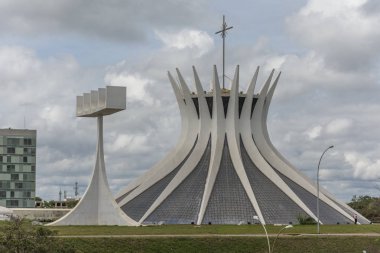 Çan kulesinde merkezi Brasilia, Federal bölge, sermaye şehir Brezilya ile bina Catedral Metropolitana (Büyükşehir Katedrali) modern mimari