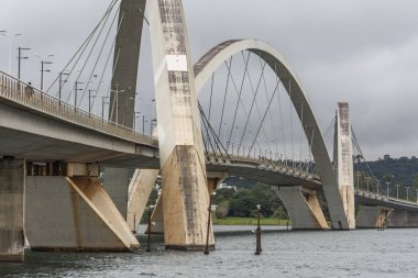 Brasilia, Federal bölge, sermaye Brezilya şehir bulutlu bir sabahı modern mimari Jk köprüden Paranoa Gölü