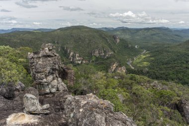 Mirante da Janela Preto nehir ve güzel cerrado bitki örtüsü ve manzara, Chapada dos Veadeiros, Goias, merkezi Brezilya görüntülemek