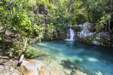 Doğa, çevre Cavalcante, Chapada dos Veadeiros, Goias, merkezi Brezilya berrak mavi su ile güzel Santa Barbara şelale