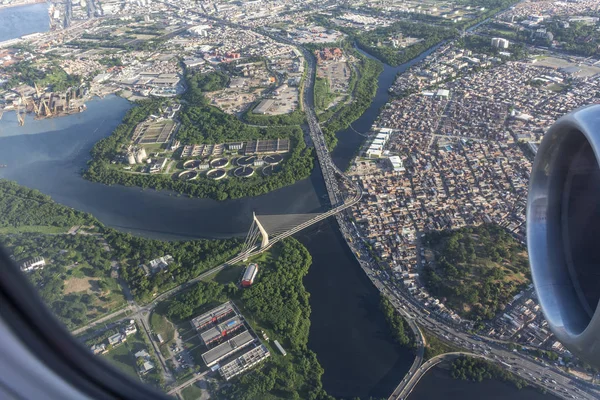 Vista Aérea Janela Avião Para Ponte Enquanto Sobrevoa Ilha Fundao — Fotografia de Stock