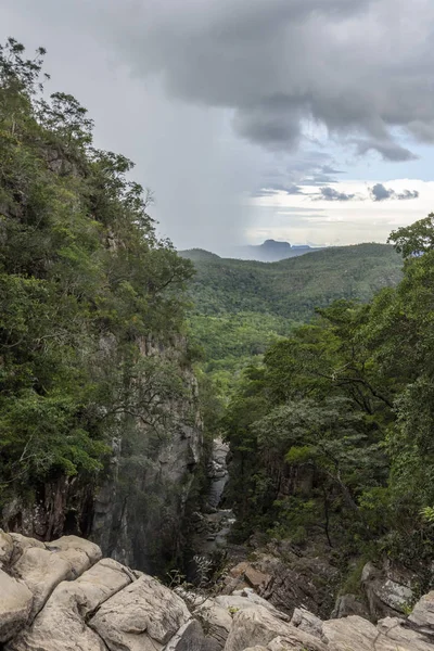 Hermoso Paisaje Acantilado Cascada Con Lluvia Cayendo Sobre Distancia Chapada — Foto de Stock