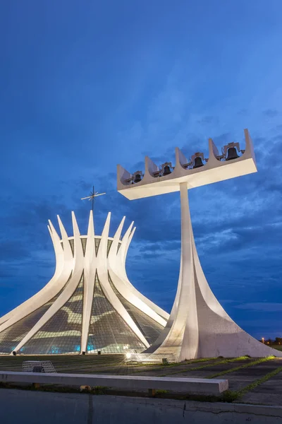 Çan kulesinde merkezi Brasilia, Federal bölge, sermaye şehir Brezilya ile bina Catedral Metropolitana (Büyükşehir Katedrali) modern mimari