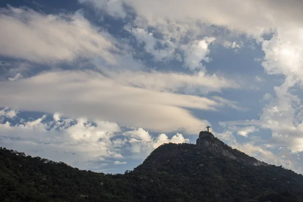 Belle nuvole su Cristo Redentore Statua e Corcovado M — Foto Stock