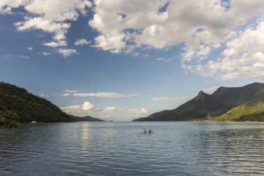Arkadaşlar okyanus okyanus ve dağ, Saco güzel tropikal peyzaj üzerinde kayak yapmak Mamangua, Paraty, Costa Verde bölgesi Güney Rio de Janeiro, Brezilya için