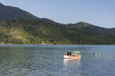 Yeşil yağmur ormanları ve Saco okyanusta küçük yerel tekne ile güzel tropikal peyzaj yapmak Mamangua, Paraty, Costa Verde bölgesi Güney Rio de Janeiro, Brezilya için