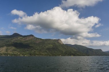 Saco okyanusta dağlardan güzel yağmur ormanı Mamangua, Paraty, Costa Verde bölgesi Güney Rio de Janeiro, Brezilya için yapmak