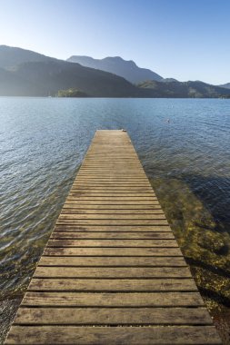 Güzel Atlantik ormanları ve mavi okyanus manzara, Paraty, Costa Verde bölgesi Güney Rio de Janeiro, Brezilya için ıssız sahilde boş pier