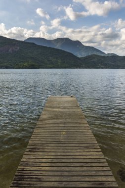 Güzel Atlantik ormanları ve mavi okyanus manzara, Paraty, Costa Verde bölgesi Güney Rio de Janeiro, Brezilya için ıssız sahilde boş pier