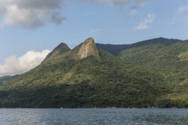 Saco okyanusta dağlardan güzel yağmur ormanı Mamangua, Paraty, Costa Verde bölgesi Güney Rio de Janeiro, Brezilya için yapmak
