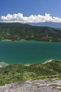 Dağın tepesinde bir görünümden yeşil yağmur ormanları ve tropikal Saco do Mamangua şehrindeki mavi okyanus güzel peyzaj, Paraty, Costa Verde bölgesi Güney Rio de Janeiro, Brezilya için