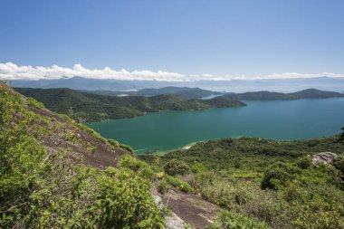 Dağın tepesinde bir görünümden yeşil yağmur ormanları ve tropikal Saco do Mamangua şehrindeki mavi okyanus güzel peyzaj, Paraty, Costa Verde bölgesi Güney Rio de Janeiro, Brezilya için