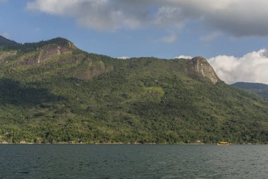Saco okyanusta dağlardan güzel yağmur ormanı Mamangua, Paraty, Costa Verde bölgesi Güney Rio de Janeiro, Brezilya için yapmak