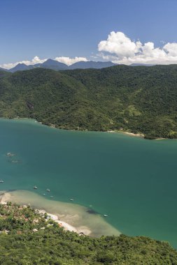 Dağın tepesinde bir görünümden yeşil yağmur ormanları ve tropikal Saco do Mamangua şehrindeki mavi okyanus güzel peyzaj, Paraty, Costa Verde bölgesi Güney Rio de Janeiro, Brezilya için