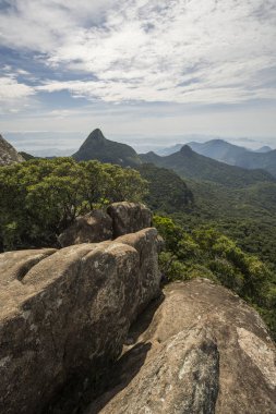 Atlantik yağmur ormanları, Tijuca Forest Ulusal Parkı, Rio de Janeiro, Brezilya için kayalık bir tepe Marnixkade dağların güzel yeşil manzara