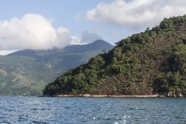 Yeşil yağmur ormanları ve Saco okyanusta ile güzel tropikal peyzaj yapmak Mamangua, Paraty, Costa Verde bölgesi Güney Rio de Janeiro, Brezilya için