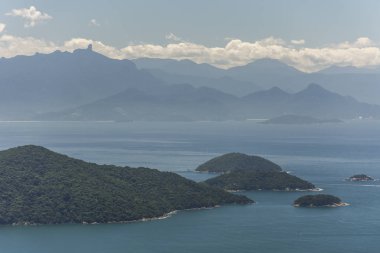 Dağın tepesinde bir görünümden yeşil yağmur ormanları ve tropikal Saco do Mamangua şehrindeki mavi okyanus güzel peyzaj, Paraty, Costa Verde bölgesi Güney Rio de Janeiro, Brezilya için