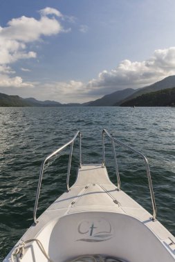 Yağmur ormanları Dağları ile tropikal okyanusta tekne turuna güzel manzara, Saco Mamangua, Paraty, Costa Verde bölgesi Güney Rio de Janeiro, Brezilya için