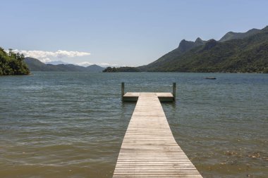 Güzel Atlantik ormanları ve mavi okyanus manzara, Paraty, Costa Verde bölgesi Güney Rio de Janeiro, Brezilya için ıssız sahilde boş pier