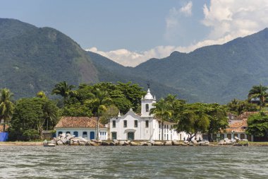 Paraty koloni şehri arkada, Costa Verde bölgesi Güney Rio de Janeiro, Brezilya yağmur ormanları Dağları ile tarihi kiliseye görüntülemek