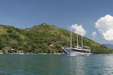 Paraty, Costa Verde bölgesi Güney Rio de Janeiro, Brezilya için yakınındaki güzel manzara Tur Yelkenli tekne