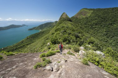 Güzel manzara, Saco ile yağmur ormanları dağda hiking genç kadın ne Mamangua, Paraty, Costa Verde bölgesi Güney Rio de Janeiro, Brezilya için