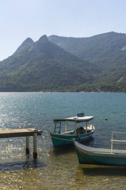 Yeşil yağmur ormanları ve Saco okyanusta küçük yerel tekne ile güzel tropikal peyzaj yapmak Mamangua, Paraty, Costa Verde bölgesi Güney Rio de Janeiro, Brezilya için