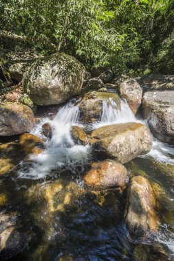 Rio Grande şelale tropikal yağmur ormanlarında, Saco yapmak Mamangua, Paraty, Costa Verde bölgesi Güney Rio de Janeiro, Brezilya için