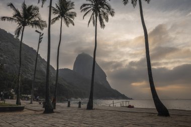 Güzel manzara alacakaranlık ışığı Praia Vermelha, Sugar Loaf Dağı, Atlantik Okyanusu ve güzel bulutlar, gündoğumu sırasında Urca, Rio de Janeiro, Brezilya