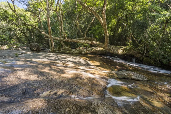 Junge Frau Liegt Auf Einem Baum Rio Grande Wasserfall Tropischen — Stockfoto