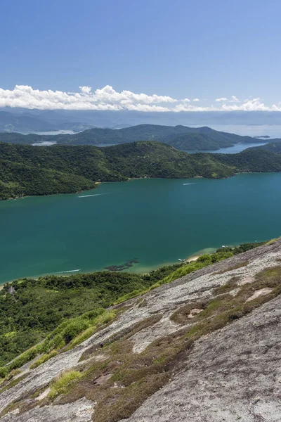 Pohled Vrcholu Hory Krásnou Krajinu Zelený Deštný Prales Modrý Oceán — Stock fotografie