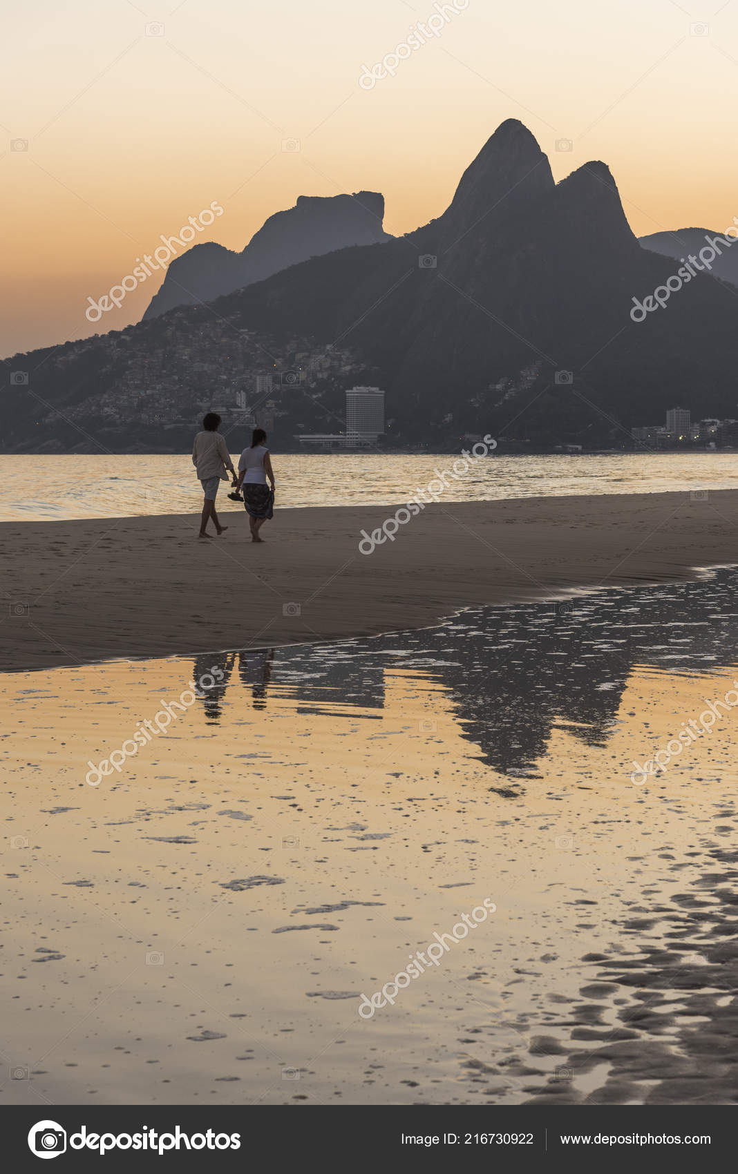 Magnifique Paysage Plage Les Montagnes Océan Aux Reflets Eau